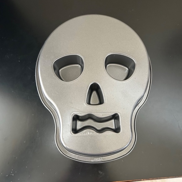Wilton Halloween Skull Cake Pan. NWOT - Picture 2 of 6
